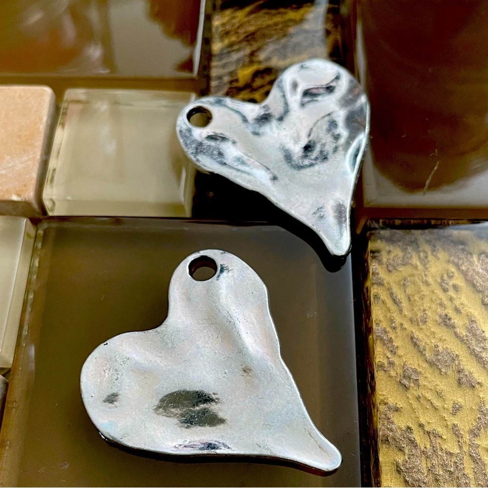 🆓Free with bundle of 2 or more 🆓2 heart charms